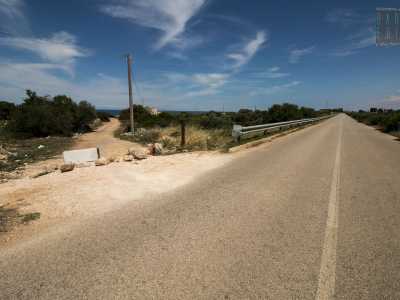 Il nostro punto di partenza � come detto la complanare della 16: siamo a un chilometro a sud del centro abitato di Polignano. L�area che ci separa dal mare � dominata da campi coltivati, ma ecco finalmente aprirsi una stradina percorribile unicamente a piedi, sia per il suo non essere asfaltata, sia perch� dei grossi massi ne impediscono il passaggio delle auto. Non ci resta che cominciare a camminare
